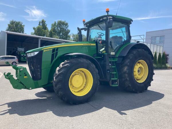 Kolový traktor John Deere 8400R