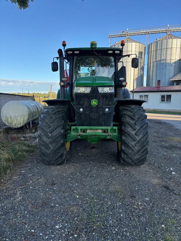 Kolový traktor John Deere 7250R