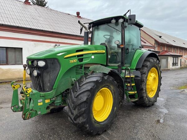 Kolový traktor John Deere 7930