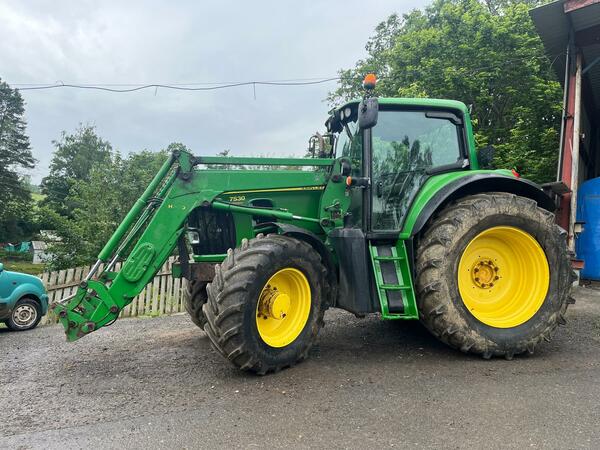 Kolový traktor John Deere 7530