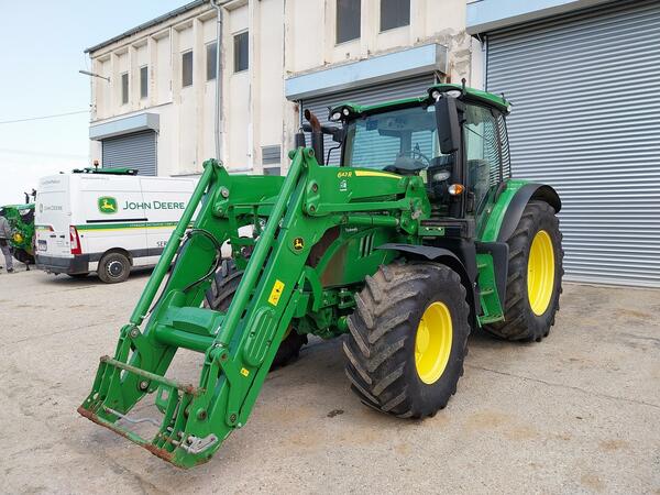 Kolový traktor John Deere 6130R s čelním nakladačem