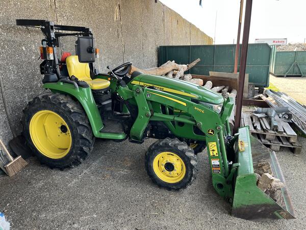 Kolový traktor JOHN DEERE 3038E s čelním nakladačem a příslušenstvím
