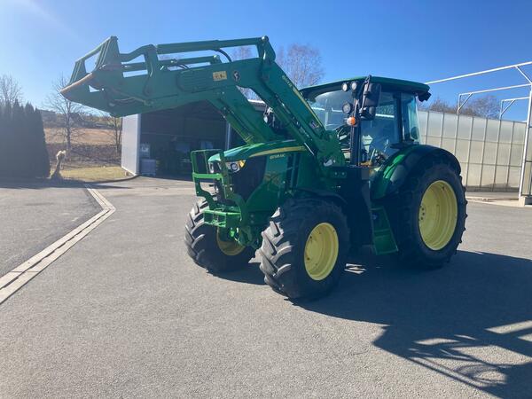 Kolový traktor John Deere 6095MC s čelním nakladačem John Deere 603R