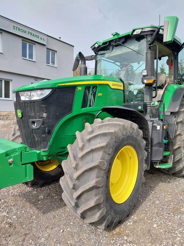 Kolový traktor John Deere 7R250 e23