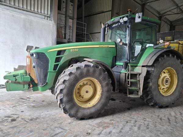 Použitý kolový traktor John Deere 8330