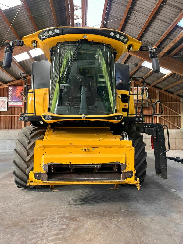 Použitá kolová mlátička New Holland CX8.70