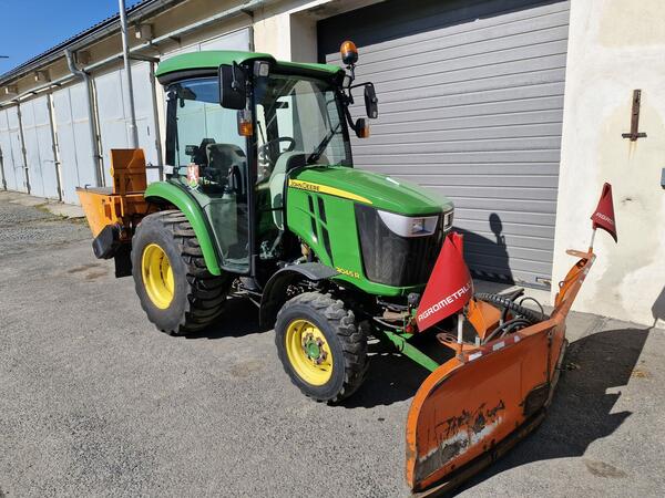Kompaktní traktor JD 3045R