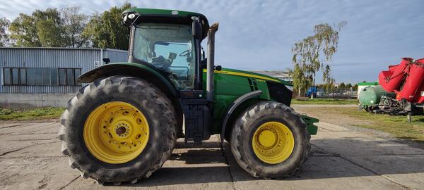 Kolový traktor John Deere 7280R