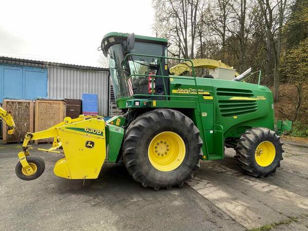 Samojízdná řezačka John Deere 7300