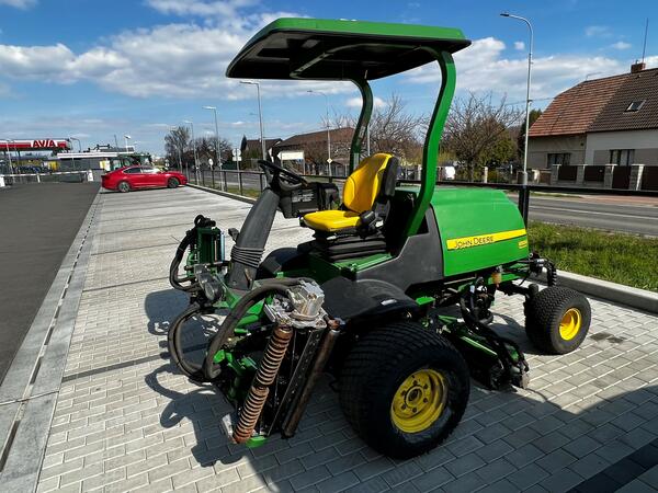 Vřetenová sekačka John Deere 8500