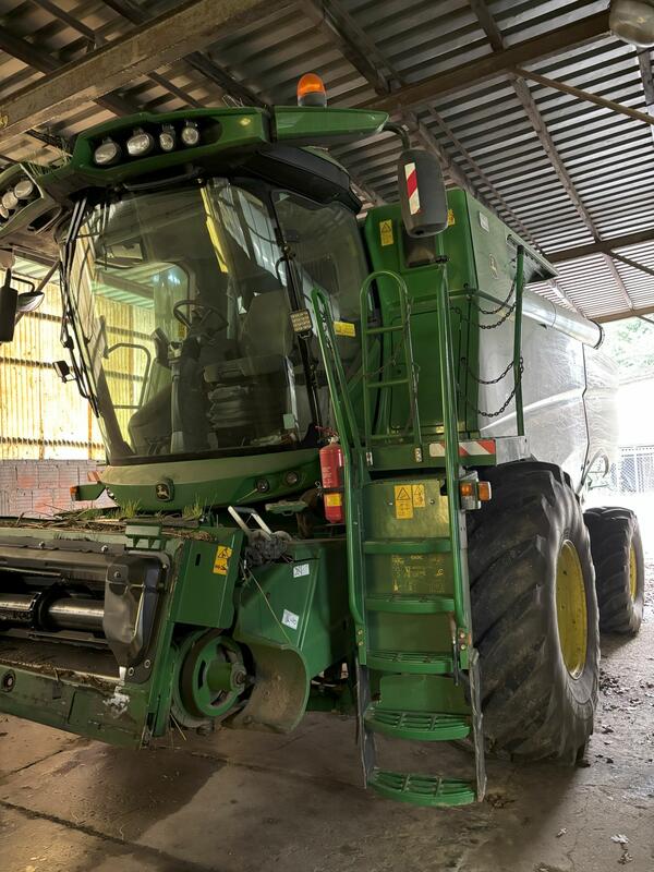 Sklizecí mlátička John Deere S680 HillMaster