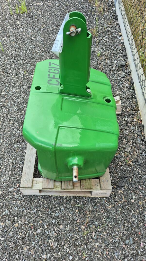 John Deere litinové závaží 900kg včetně konzole