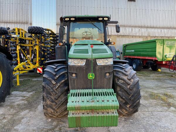 Kolový traktor John Deere 8335R