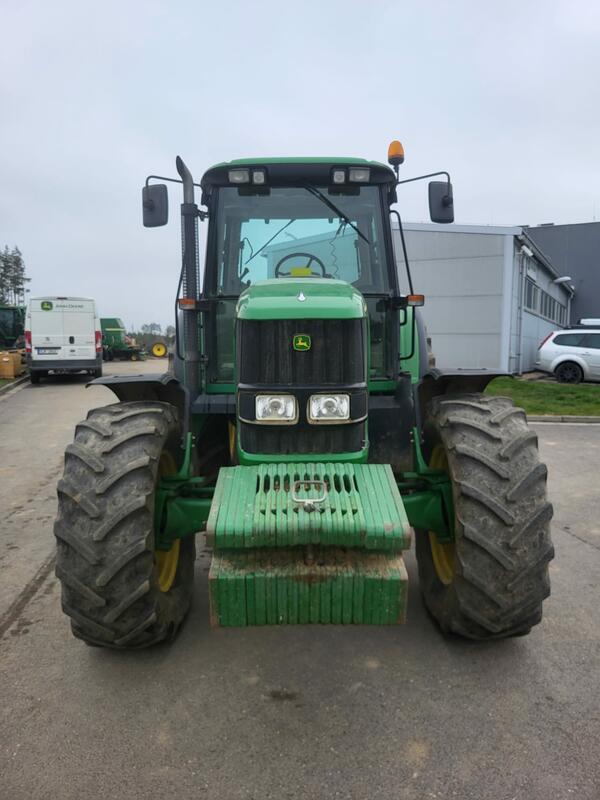 Kolový traktor John Deere 6520SE