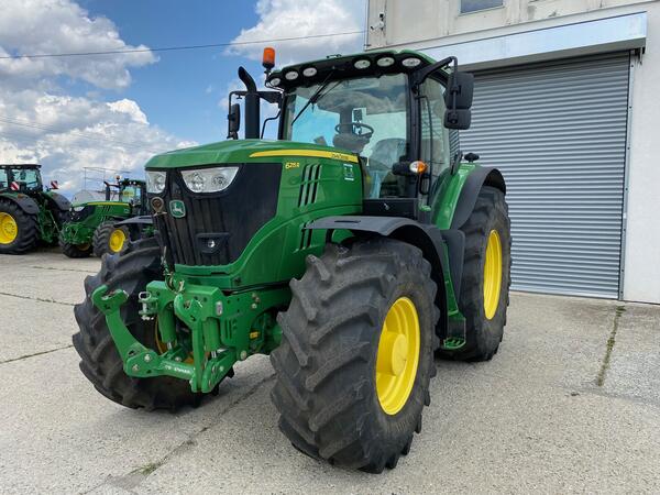 Kolový traktor John Deere 6215R DD