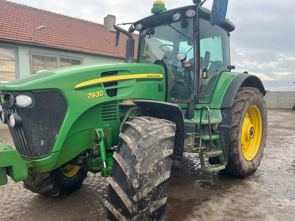 kolový traktor John Deere 7930