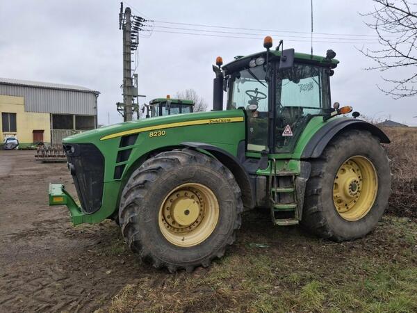 Použitý kolový traktor John Deere 8230