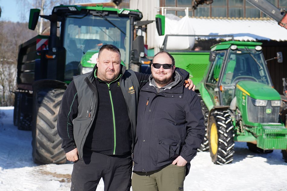 Mechanizátor a vedoucí rostlinné výroby farmy Limousine s.r.o. Václav Vecka (vlevo) a náš prodejce náhradních dílů a služeb Alan Zuska