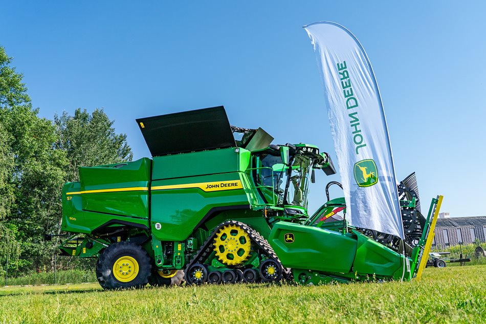 John Deere S7 800 o výkonu motoru 547 koní a kapacitou zásobníku 14 100 litrů