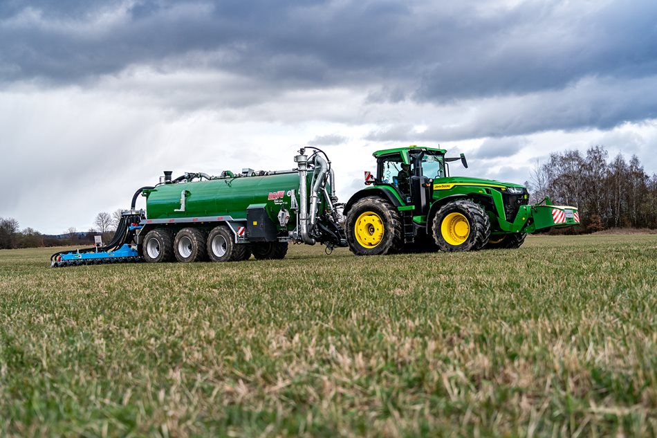 První 8R 410 s převodovkou e23 pracuje v podniku již druhou sezónu