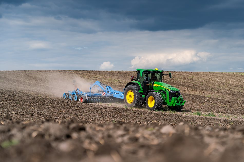 Práci ulehčí panu Tlustému také satelitní navigace, kterou je nový traktor John Deere 8R 410 vybaven