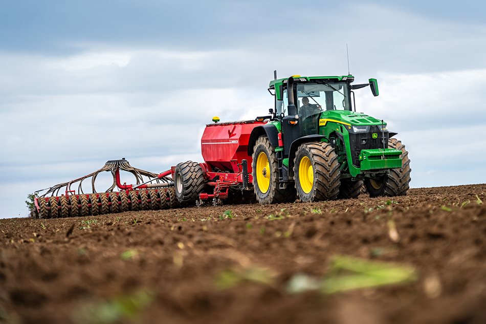 ​Traktor John Deere 8R 340 se secím strojem o záběru 12 metrů vč. pasivního navádění, které usnadňuje nejen setí souvratí
