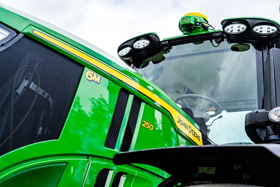 Nové traktory jsou vybaveny integrovanými navigacemi John Deere a jsou plně připraveny pro využití technologií precizního zemědělství.