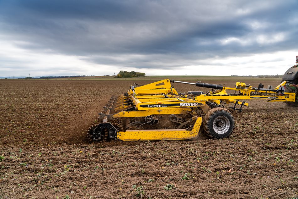 V roce 2022 se ve společnosti AGRO Zipal rozhodli pro nákup předseťového kompaktoru BEDNAR Swifter SE 8000 o pracovním záběru 8 metrů