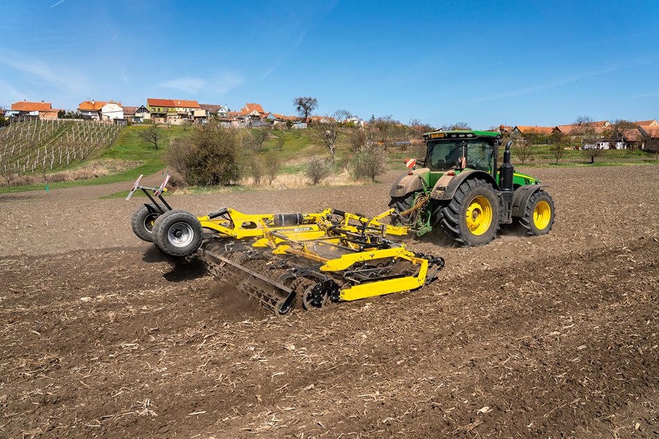 John-Deere-8400R-Agrotrend-Hrusky_DSC8904.jpg