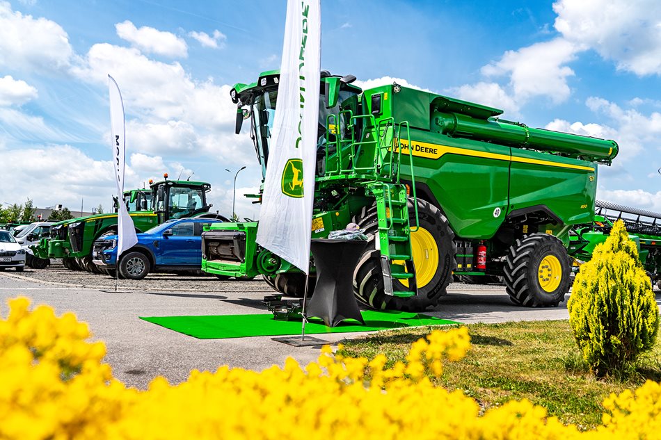 Nová sklízecí mlátička John Deere S7 850 s lištou RDF o záběru 10,7 metru bude nasazena na sklizeň pšenice, řepky a sóji.