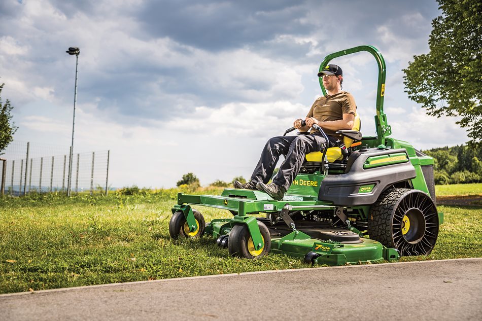 Nejvýkonnější John Deere ZTrak Z997R dokáže za hodinu posekat hektar plochy.