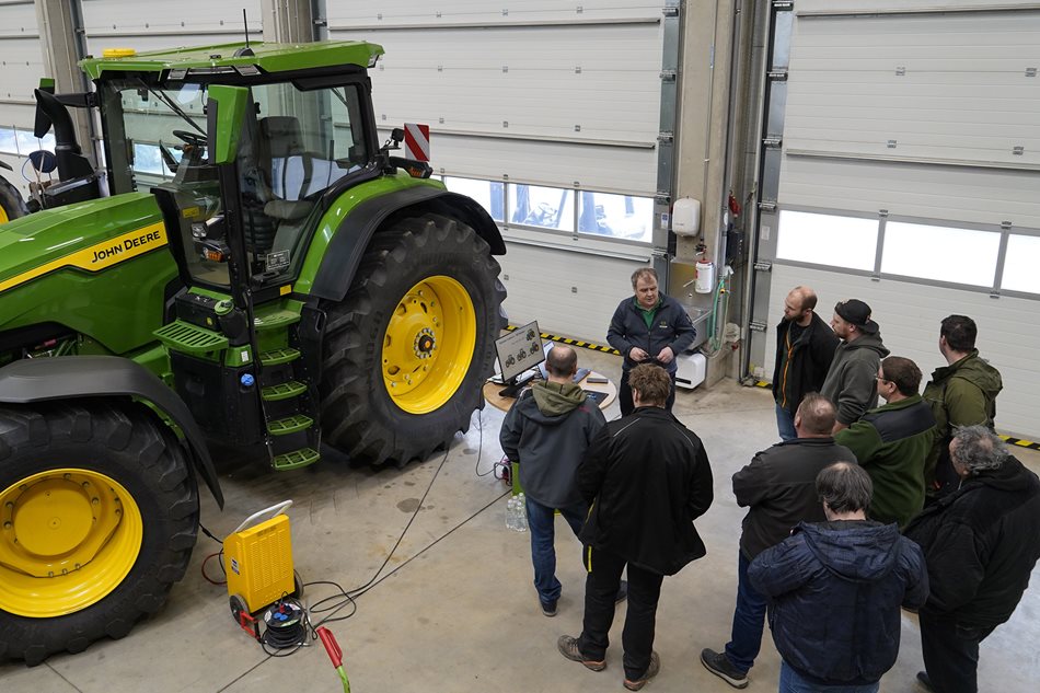 Na stanovišti optimalizace traktoru účastnici řešili optimální nastavení traktoru vycházející z konkrétních provozních situací.