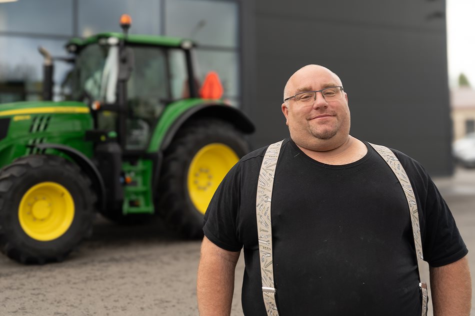 Pan Václav Bek, vsadil na značku John Deere.