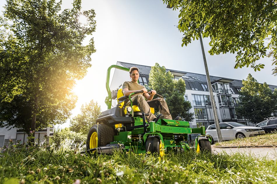 Slušnou minimální výkonností 7000 m2 posekané plochy za hodinu se může pochlubit i nejdostupnější profesionální ZTrak Z940R.