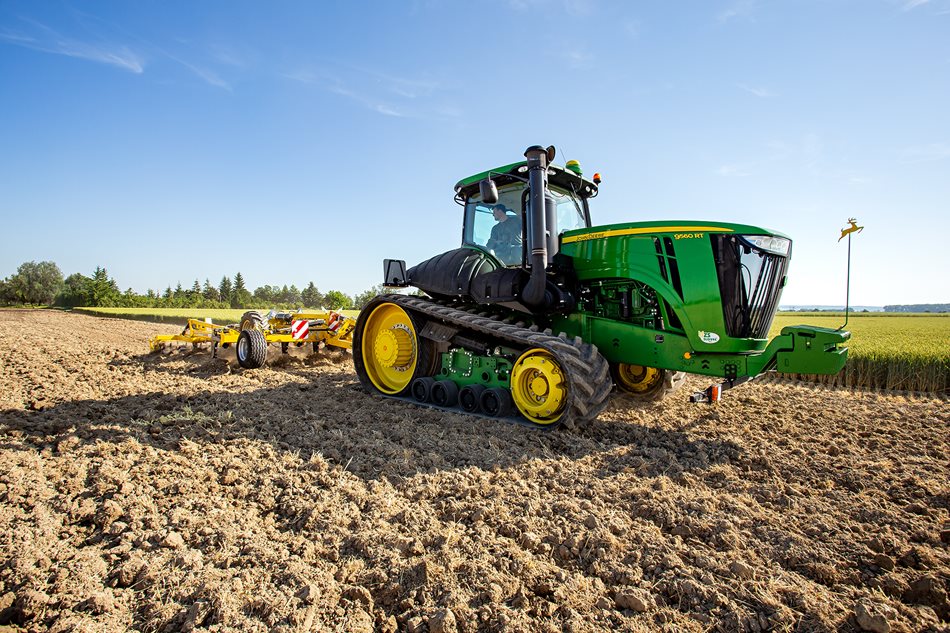 Dvoupásový traktor John Deere 9560RT byl zakoupen v roce 2013