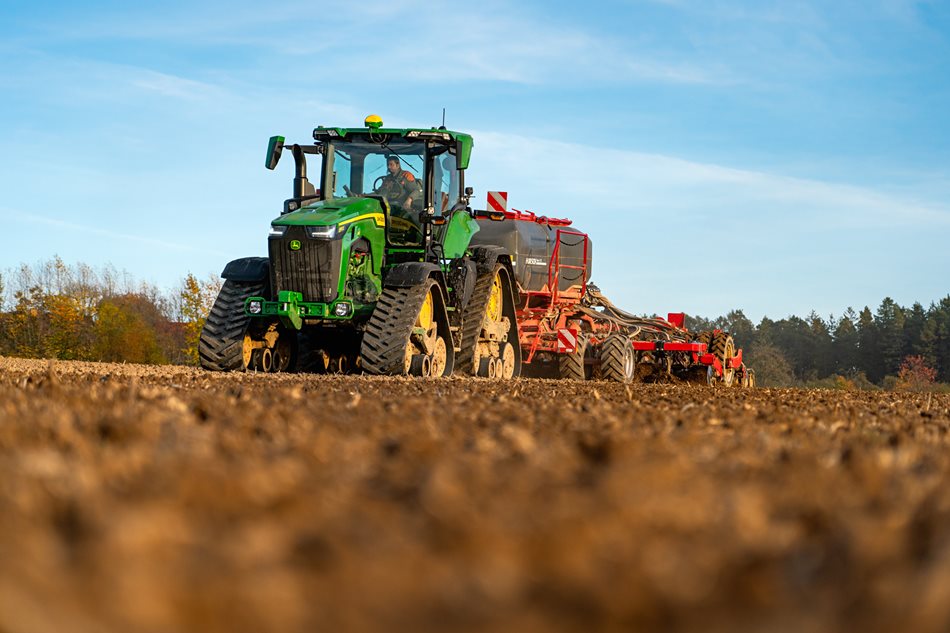 John-Deere-8RX410-Uzice-2022_DSC9690.jpg U traktoru 8RX si v ZAS Úžice, a.s. chválí přenos tahové síly, ale také šetrnost k půdě