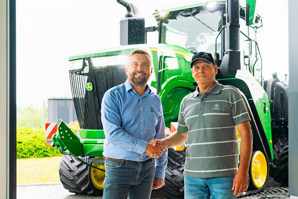 Traktor John Deere 9RX 590 si na středisku v Ovčárech převzal Ing. Milan Kasal, ředitel ZOS Kačina a.s. (vlevo), od obchodního zástupce Michala Dirbáka (vpravo)