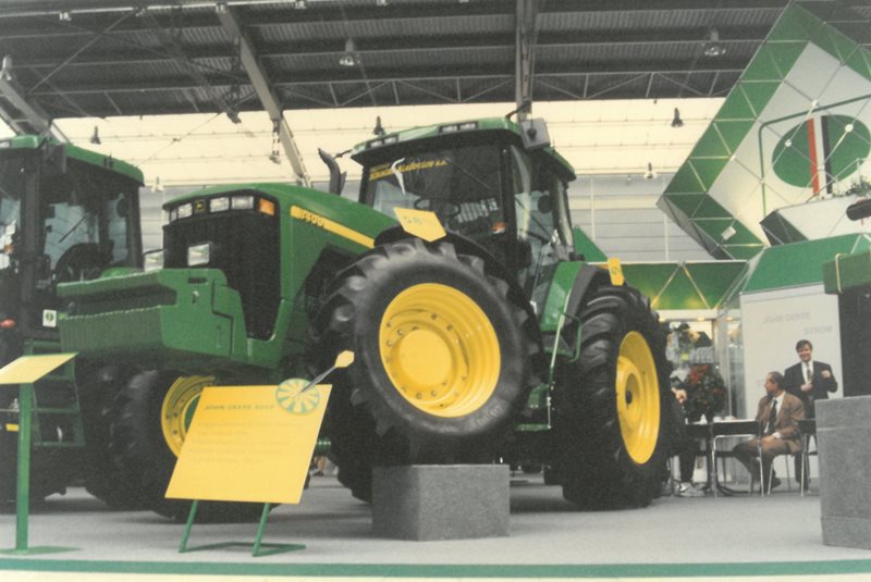8400_Bonagro_2.jpg Traktor John Deere 8400 vystavený na veletrhu TechAgro 1997