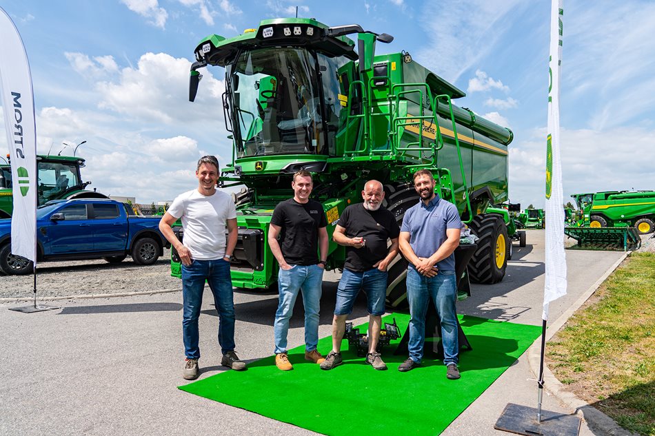Slavnostní předání sklízecí mlátičky John Deere S7 850 společnosti Rotez s.r.o. proběhlo před zahájením sklizňové sezóny na středisku v Ovčárech u Kolína.