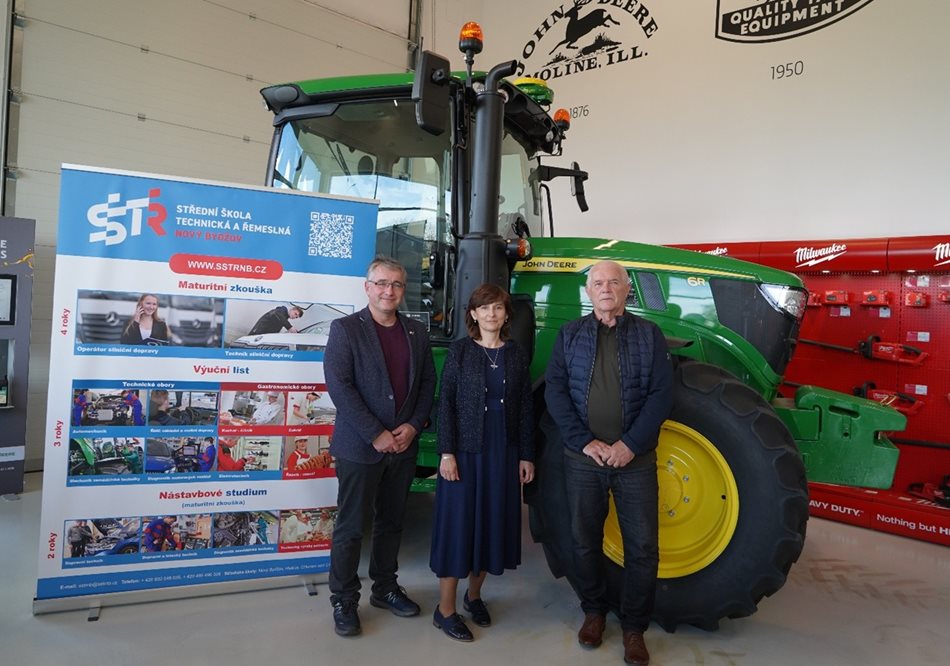 Mgr. Vladimír Blažej, ředitel školy (vpravo), Ing. Iva Horníková, tajemnice Zemědělského svazu Hradec Králové a Ing. Luděk Homoláč, Ph.D., předseda krajské rady Zemědělského svazu Hradec Králové a předseda představenstva ZAS Mžany