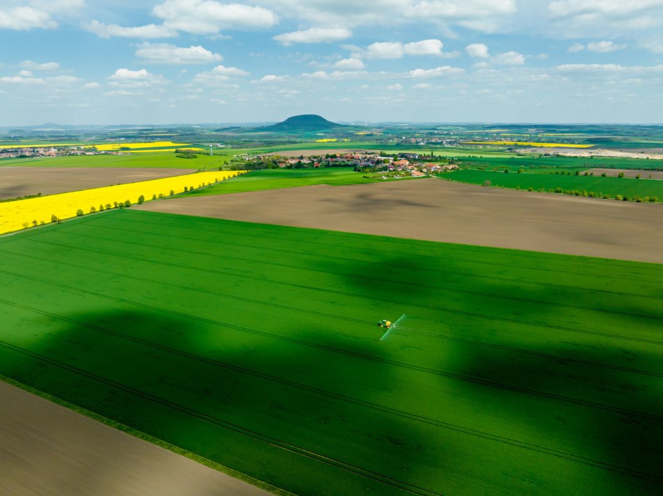 John-Deere-R4150i-Astur-Straskov-2023-DJI_0167.jpg Pro snadný bezdrátový přenos dat mezi stroji využívají ve společnost Astur Straškov 9 strojů s telematickou jednotkou JDLink