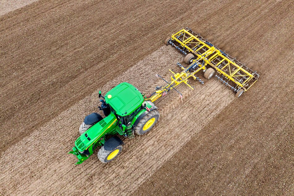 Ve společnosti AGRO Zipal s.r.o. využívají hned několik strojů John Deere, tím nejnovějším je traktor 8R410