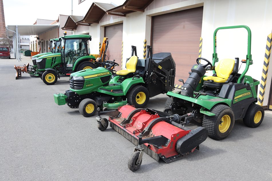Čelní žací stroj John Deere 1580 nese vpředu mulčovač Agritec, traktor John Deere X950R při sečení sbírá hmotu do koše s objemem 650 litrů a výškovým výsypem