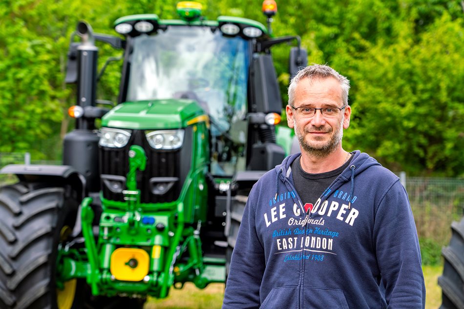 Obměna univerzálních traktorů byla v Příkosické zemědělské a.s. logickým krokem ke zvýšení efektivity a spolehlivosti provozu. Trojice nových traktorů John Deere 6M 250 zde postupně nahrazuje modely 6920, 6920S a 6230, které v podniku dlouhá léta zajišťovaly každodenní práce.