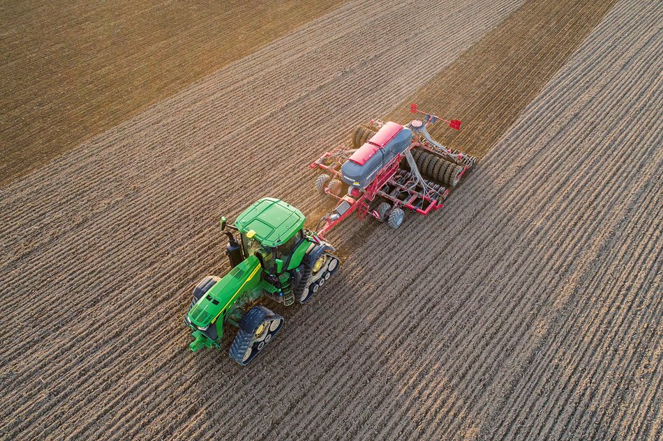 ​Traktor John Deere 8RX 410 s maximálním výkonem 443 koní využívají v ZAS Úžice, a.s. s radličkovým secím strojem o záběru 6 metrů. Od roku 2023 navíc také s možností pasivního navádění secího stroje.