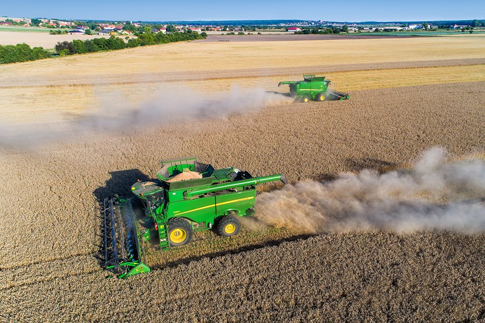 Dvě z celkových šesti sklízecích mlátiček John Deere, které sklízí v ZD Mečeříž