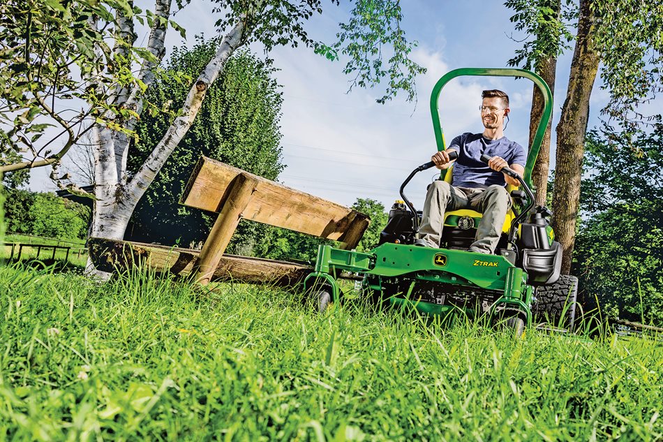 ZTrak Z955R dokazuje, že obsekání jakékoliv překážky je hračkou.