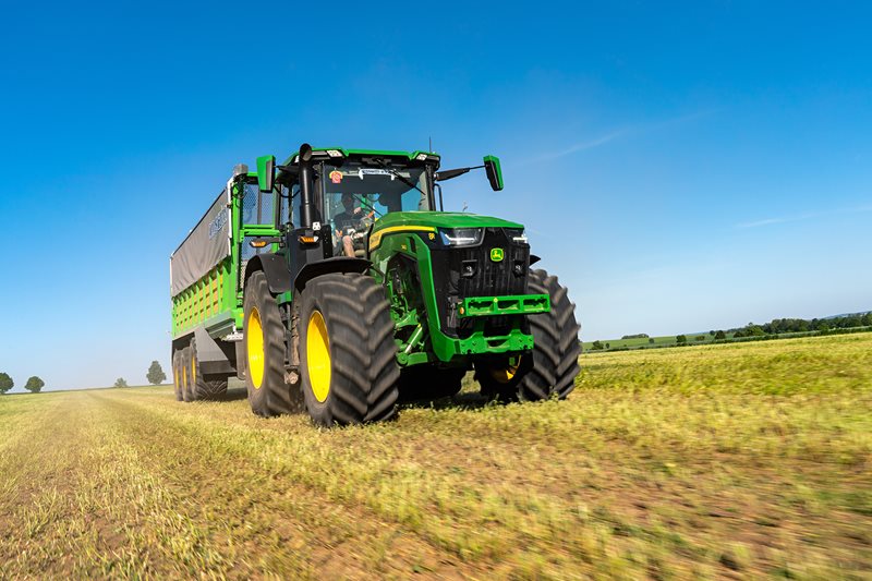 John-Deere-8R340-Bonagro-2023-DSC03113-1.jpg 8R 340 při využití s velkoobjemovým návěsem při odvozu řezanky