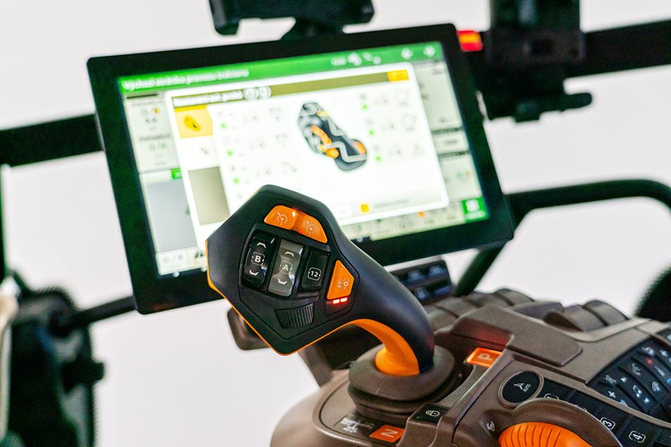 ​Nové traktory John Deere 6R 250 jsou vybaveny plynulou převodovkou AutoPowr a joystickem CommandPRO s programovatelnými tlačítky