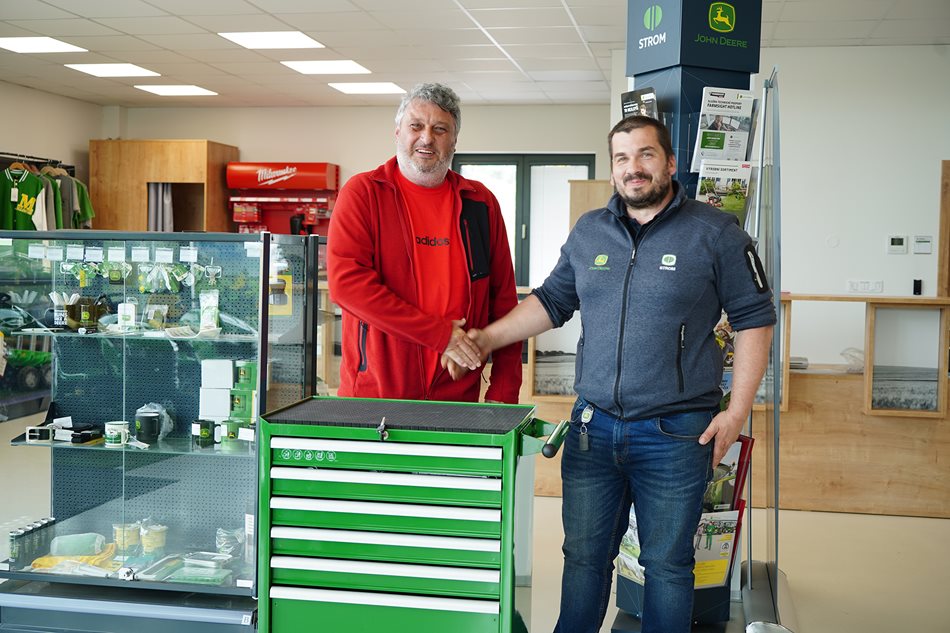 ExpertCheckLottery02.jpg Pan Jaroslav Spíchal (vlevo) a náš vedoucí servisu střediska Libchavy Petr Krejčí